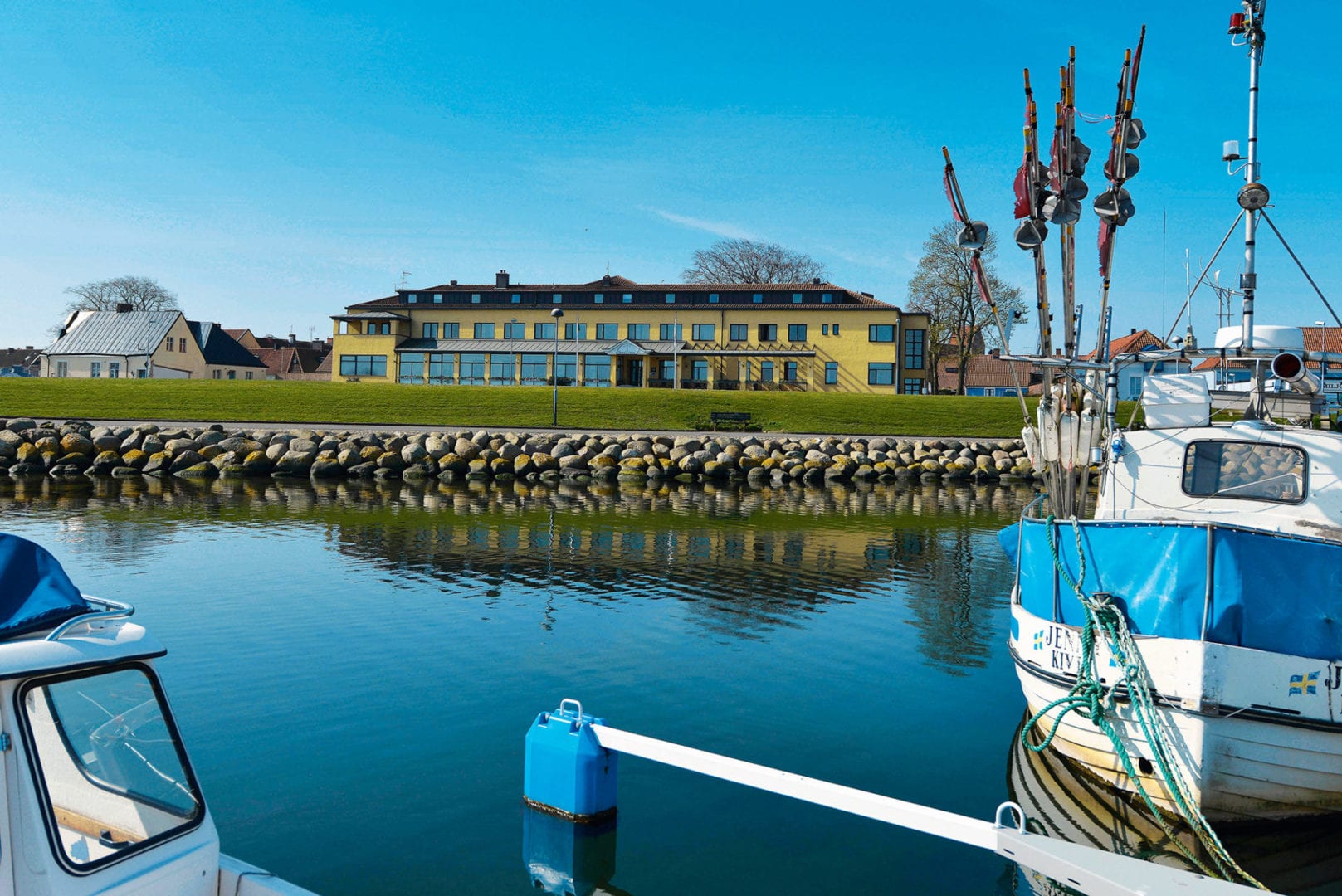 Hotel Svea i Simrishamn sett från småbåtshamnen.