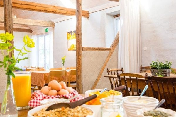 Ekologisk frukostbuffé på STF Brantevik Råkulle Vandrarhem