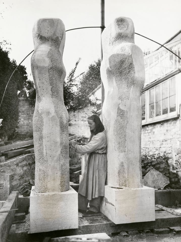 Barbara Hepworth hugger skulpturer i sin trädgård.